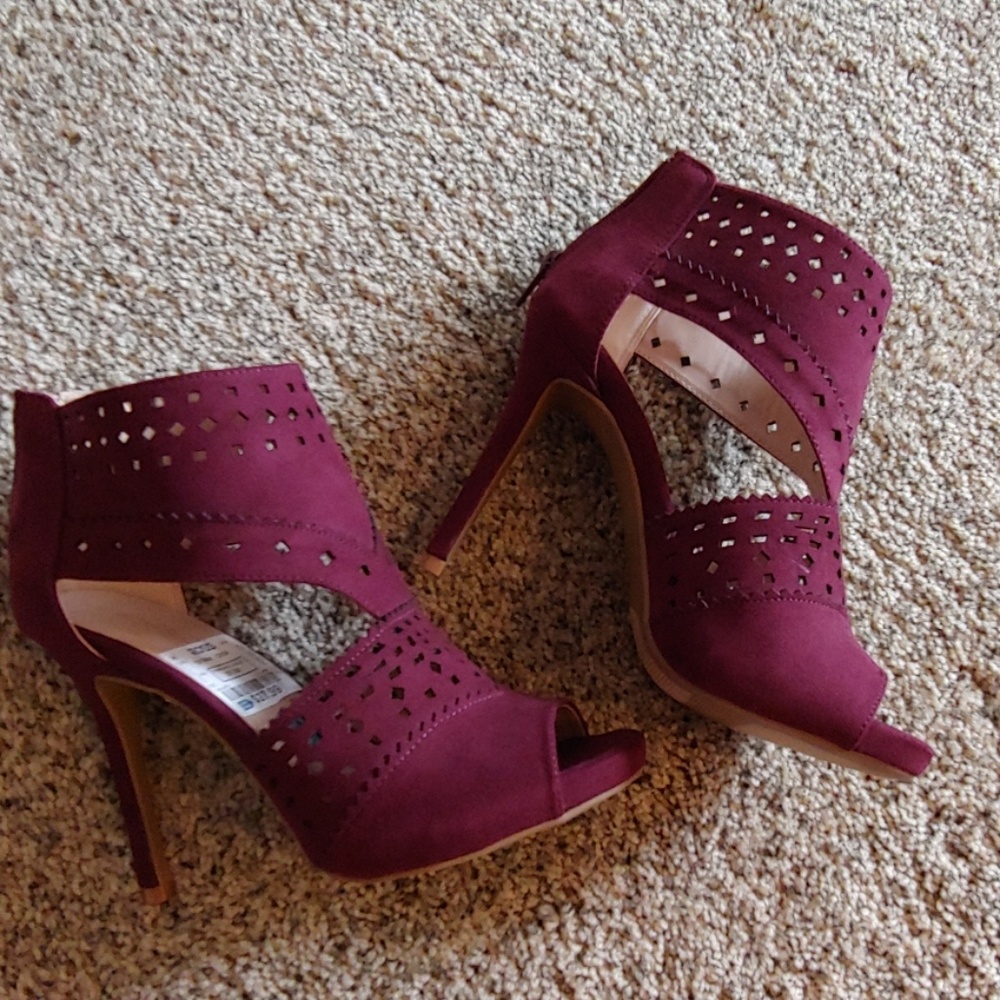 NWOT BCBG Maroon Suede Cut Out Booties Sz 7.5